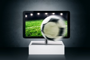 Fussball kommt aus Fernseher heraus im 3D-Effekt