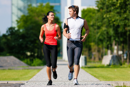 Mann und Frau joggen im Sommer