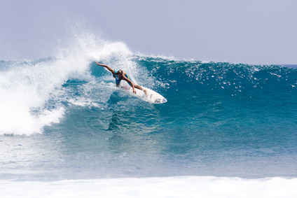 Surfer reitet auf einer Welle