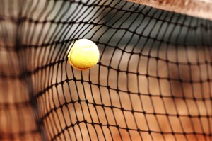 tennis_ball_im_netz