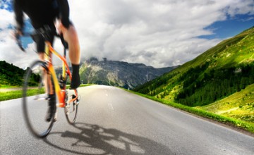 Rennradfahrer m Gebirge
