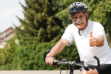 Rentner achtet auf seine Gesundheit beim Rad fahren